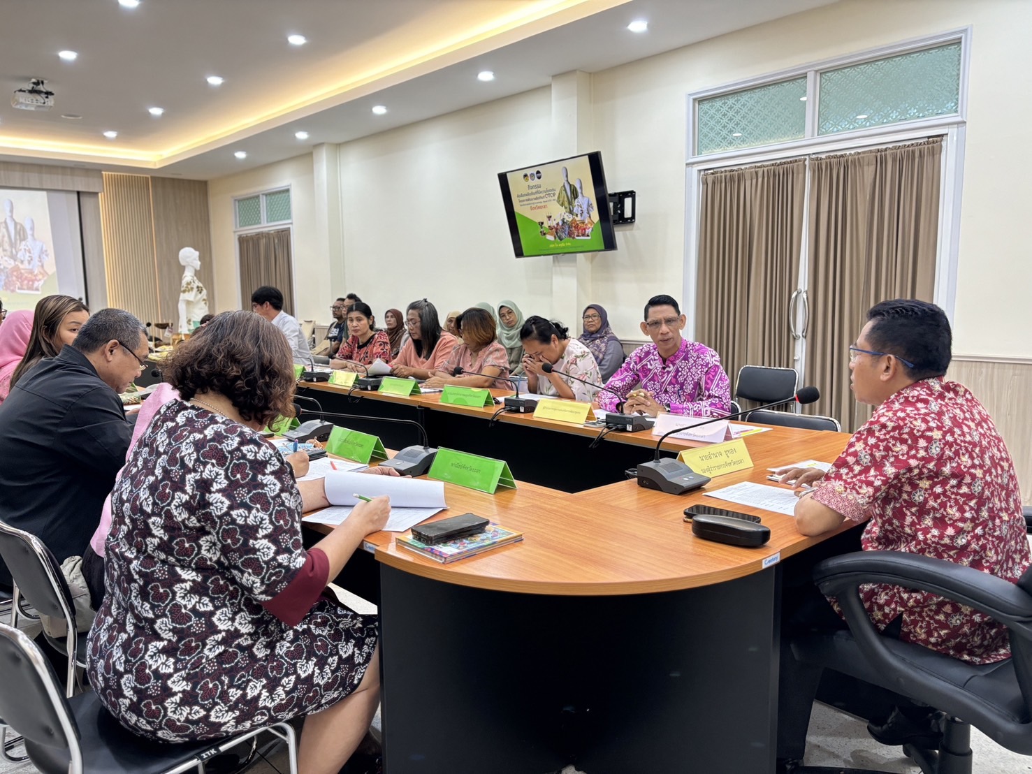 จังหวัดยะลา จัดประชุมคัดเลือกผลิตภัณฑ์ OTOP เป้าหมาย จำนวน 1 ผลิตภัณฑ์ ที่เป็นผลิตภัณฑ์ประเภทกลุ่มผู้ผลิตชุมชนที่มีความโดดเด่น มีนวัตกรรม เพื่อเข้าร่วมประกวดและเผยแพร่ผลการดำเนินงานเครือข่ายองค์ความรู้ (Knowledge – Based OTOP : KBO)