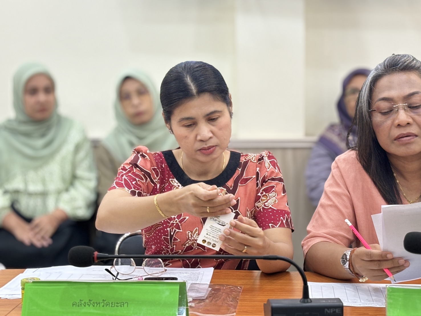 จังหวัดยะลา จัดประชุมคัดเลือกผลิตภัณฑ์ OTOP เป้าหมาย จำนวน 1 ผลิตภัณฑ์ ที่เป็นผลิตภัณฑ์ประเภทกลุ่มผู้ผลิตชุมชนที่มีความโดดเด่น มีนวัตกรรม เพื่อเข้าร่วมประกวดและเผยแพร่ผลการดำเนินงานเครือข่ายองค์ความรู้ (Knowledge – Based OTOP : KBO)