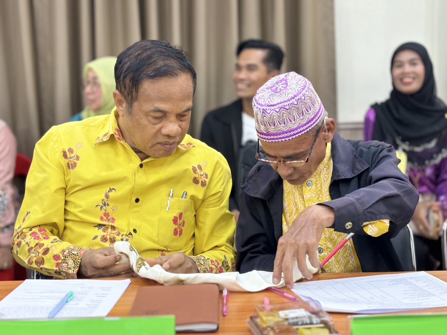 จังหวัดยะลา จัดประชุมคัดเลือกผลิตภัณฑ์ OTOP เป้าหมาย จำนวน 1 ผลิตภัณฑ์ ที่เป็นผลิตภัณฑ์ประเภทกลุ่มผู้ผลิตชุมชนที่มีความโดดเด่น มีนวัตกรรม เพื่อเข้าร่วมประกวดและเผยแพร่ผลการดำเนินงานเครือข่ายองค์ความรู้ (Knowledge – Based OTOP : KBO)