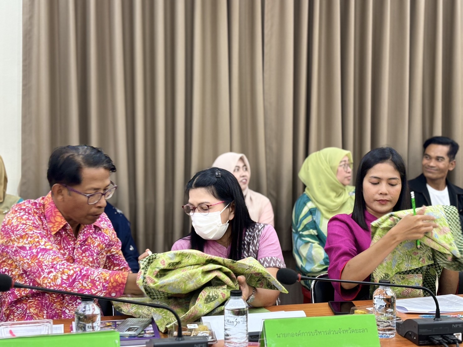 จังหวัดยะลา จัดประชุมคัดเลือกผลิตภัณฑ์ OTOP เป้าหมาย จำนวน 1 ผลิตภัณฑ์ ที่เป็นผลิตภัณฑ์ประเภทกลุ่มผู้ผลิตชุมชนที่มีความโดดเด่น มีนวัตกรรม เพื่อเข้าร่วมประกวดและเผยแพร่ผลการดำเนินงานเครือข่ายองค์ความรู้ (Knowledge – Based OTOP : KBO)