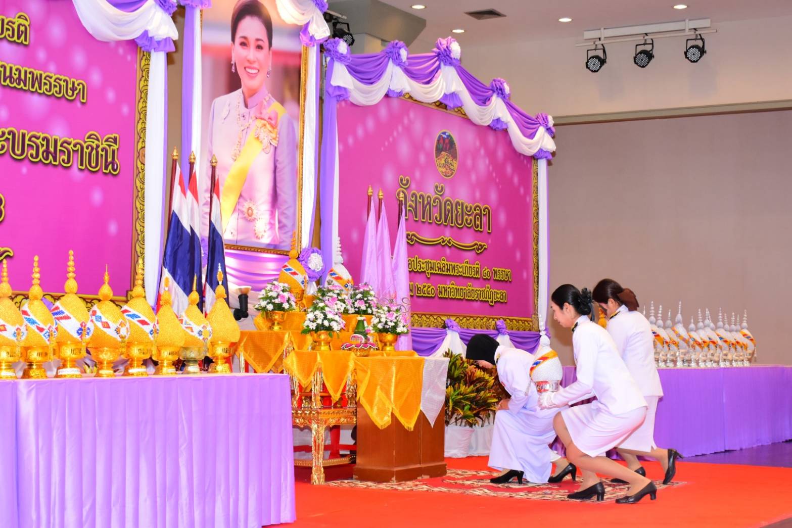 พช.ยะลา ร่วมพิธีถวายเครื่องราชสักการะและวางพานพุ่ม และพิธีจุดเทียนถวายพระพรชัยมงคล กิจกรรมเฉลิมพระเกียรติสมเด็จพระนางเจ้าฯ พระบรมราชินี เนื่องในโอกาสวันเฉลิมพระชนมพรรษา 3 มิถุนายน 2568