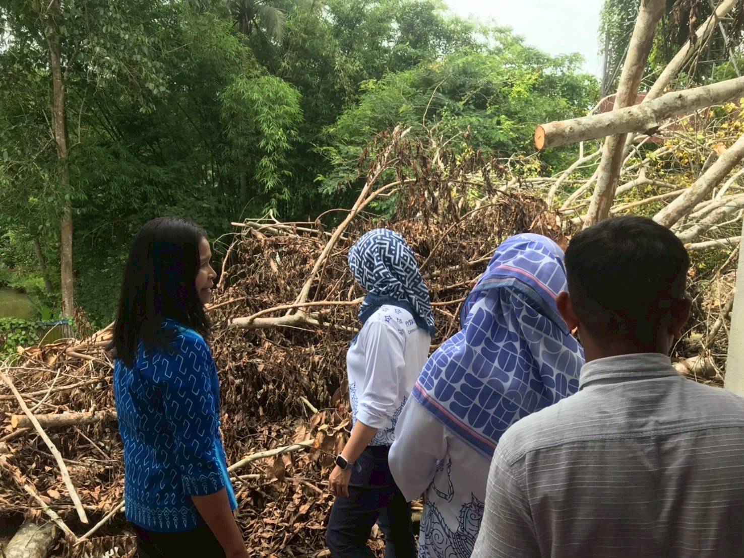 พช.ยะลา ลงพื้นที่เยี่ยมเยียนให้กำลังใจสมาชิกกลุ่มศิลปาชีพผ้าปักวัดบาละ เนื่องจากประสบเหตุวาตภัย