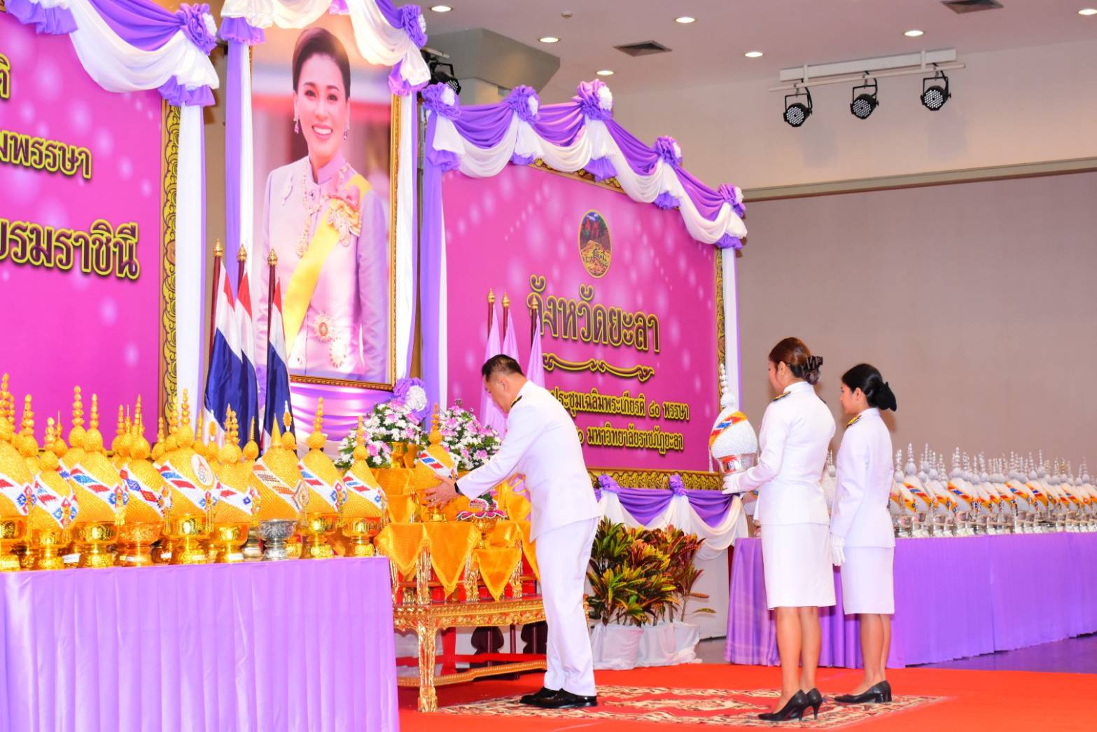 พช.ยะลา ร่วมพิธีถวายเครื่องราชสักการะและวางพานพุ่ม และพิธีจุดเทียนถวายพระพรชัยมงคล กิจกรรมเฉลิมพระเกียรติสมเด็จพระนางเจ้าฯ พระบรมราชินี เนื่องในโอกาสวันเฉลิมพระชนมพรรษา 3 มิถุนายน 2568