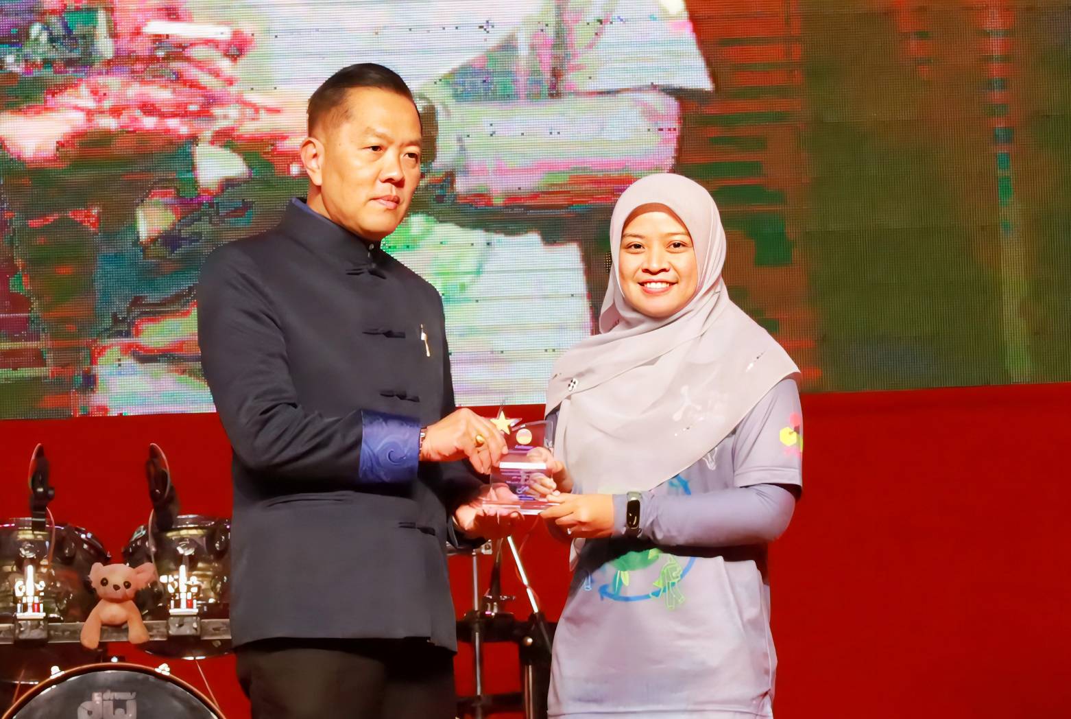 พช.ยะลา ร่วมเป็นอนุกรรมกรรมการหมุนวงล้อออกรางวัลสลากกาชาดจังหวัดยะลา ประจำปี 2568  พร้อมรับรางวัลชมเชยการออกร้านและการแสดงนิทรรศการของส่วนราชการ