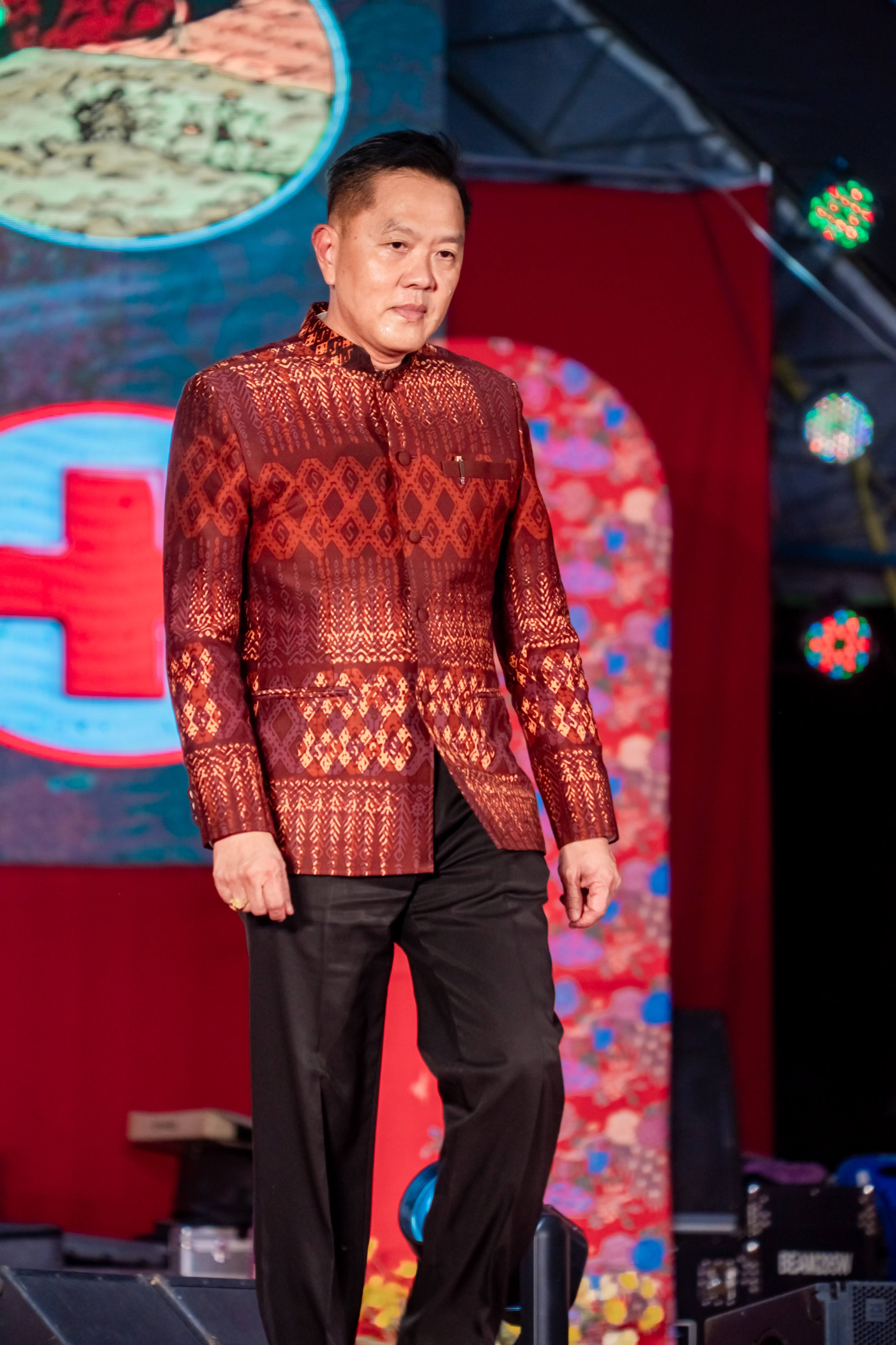 “เสน่ห์ผ้ายะลา ตระการตา ผ้าไทยใส่แล้วสนุก” จังหวัดยะลา จัดกิจกรรมเดินแบบการกุศล “ผ้าไทยใส่ให้สนุก จังหวัดยะลา”  ปี 2568
