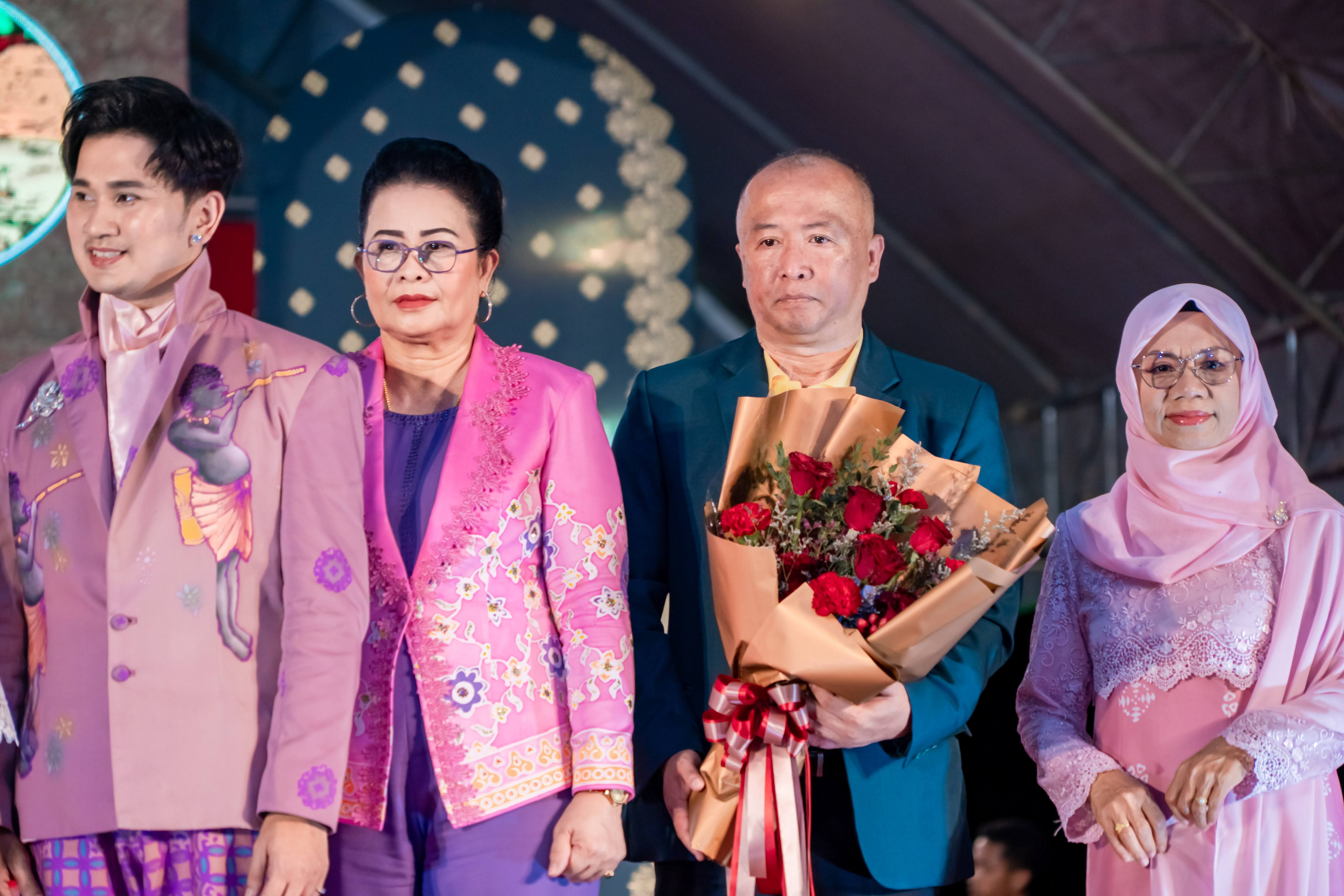 “เสน่ห์ผ้ายะลา ตระการตา ผ้าไทยใส่แล้วสนุก” จังหวัดยะลา จัดกิจกรรมเดินแบบการกุศล “ผ้าไทยใส่ให้สนุก จังหวัดยะลา”  ปี 2568