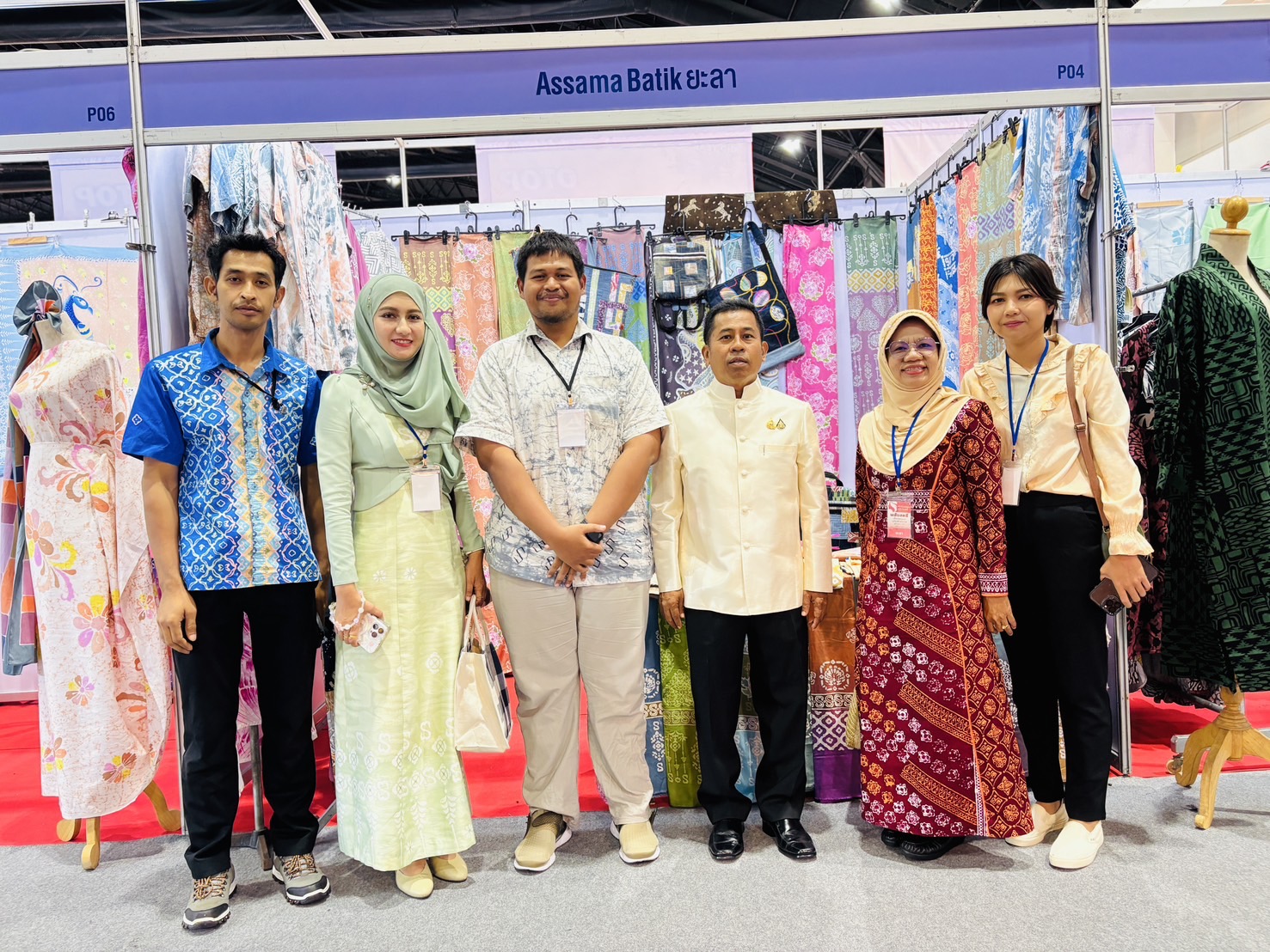 รองผู้ว่าฯ ยะลา เยี่ยมและให้กำลังใจผู้ผลิต OTOP ในงาน OTOP Midyear 2025