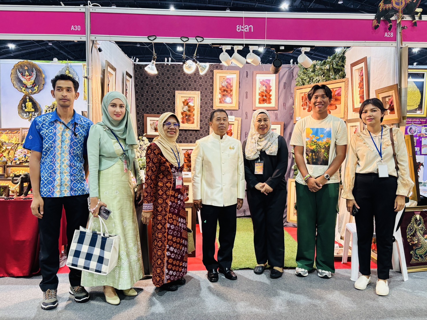 รองผู้ว่าฯ ยะลา เยี่ยมและให้กำลังใจผู้ผลิต OTOP ในงาน OTOP Midyear 2025