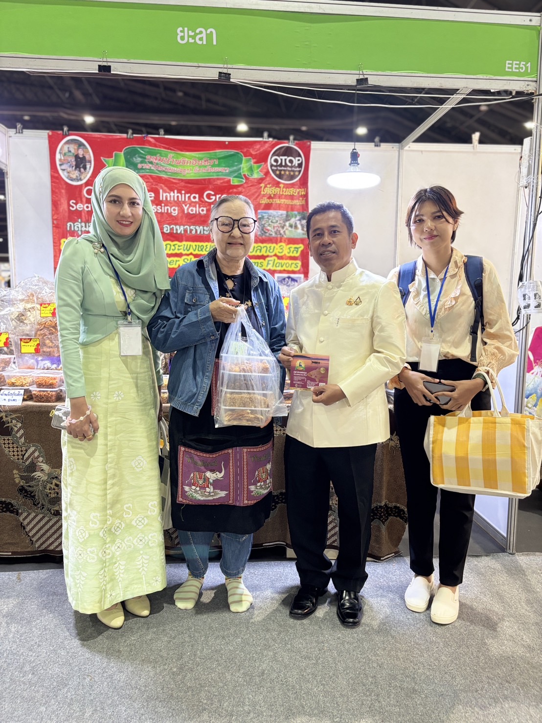 รองผู้ว่าฯ ยะลา เยี่ยมและให้กำลังใจผู้ผลิต OTOP ในงาน OTOP Midyear 2025
