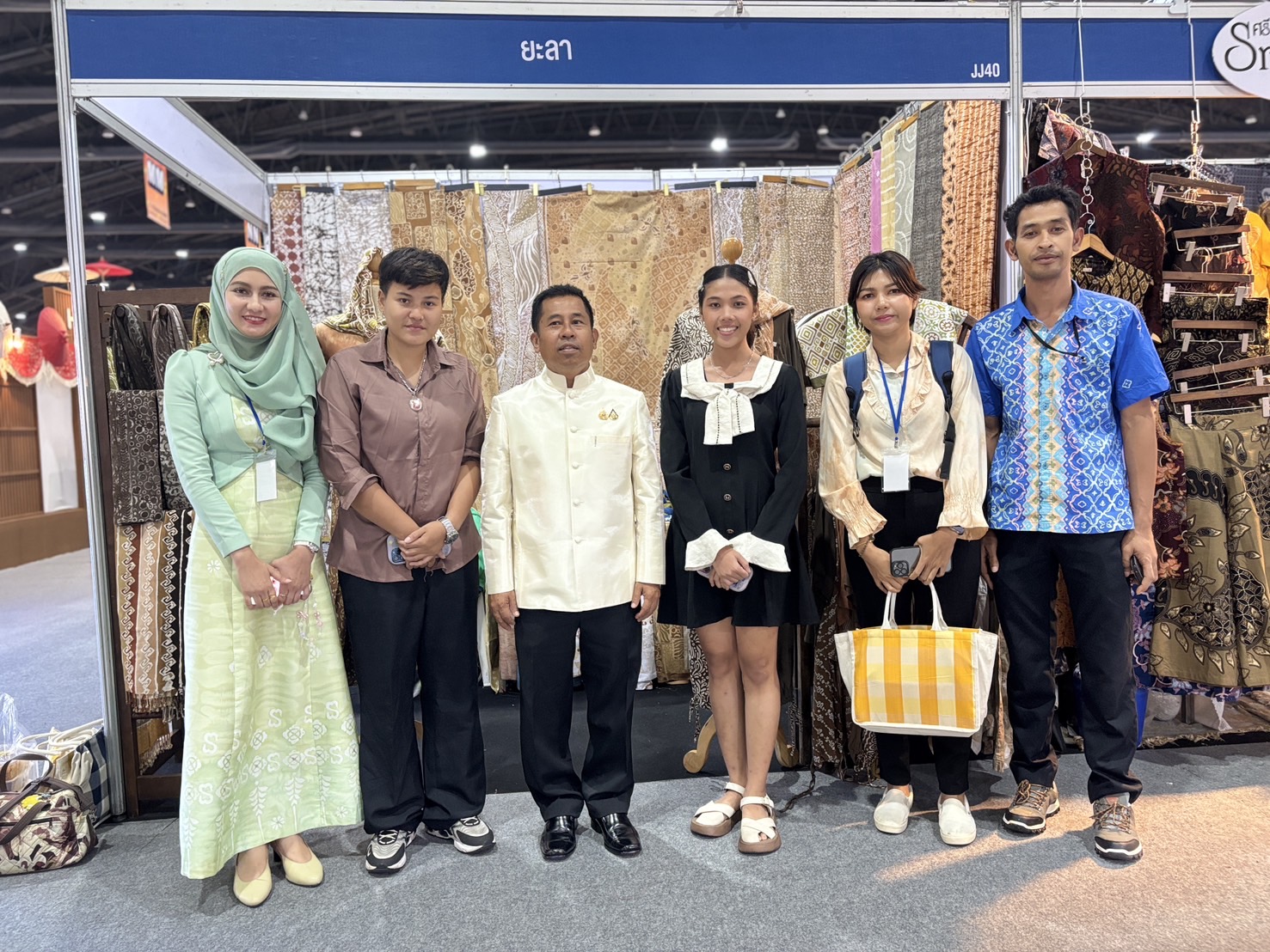 รองผู้ว่าฯ ยะลา เยี่ยมและให้กำลังใจผู้ผลิต OTOP ในงาน OTOP Midyear 2025