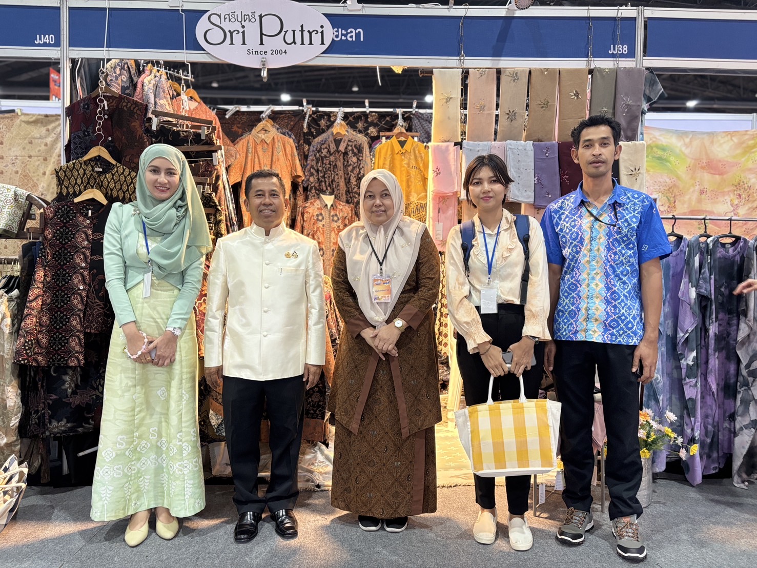 รองผู้ว่าฯ ยะลา เยี่ยมและให้กำลังใจผู้ผลิต OTOP ในงาน OTOP Midyear 2025