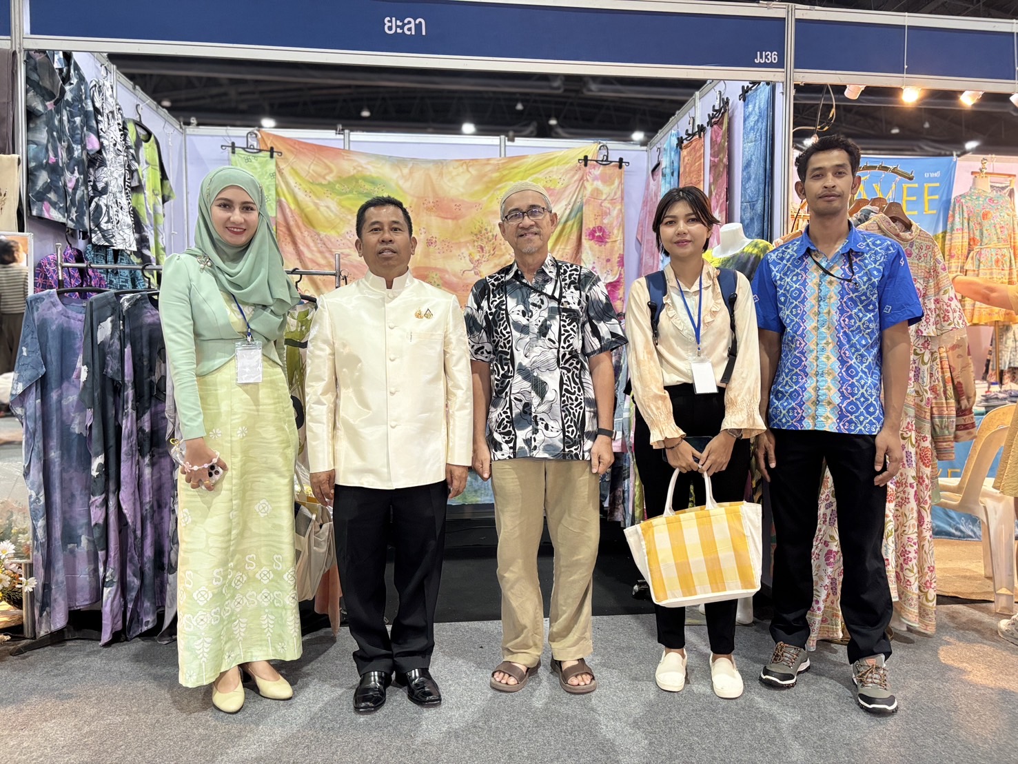 รองผู้ว่าฯ ยะลา เยี่ยมและให้กำลังใจผู้ผลิต OTOP ในงาน OTOP Midyear 2025