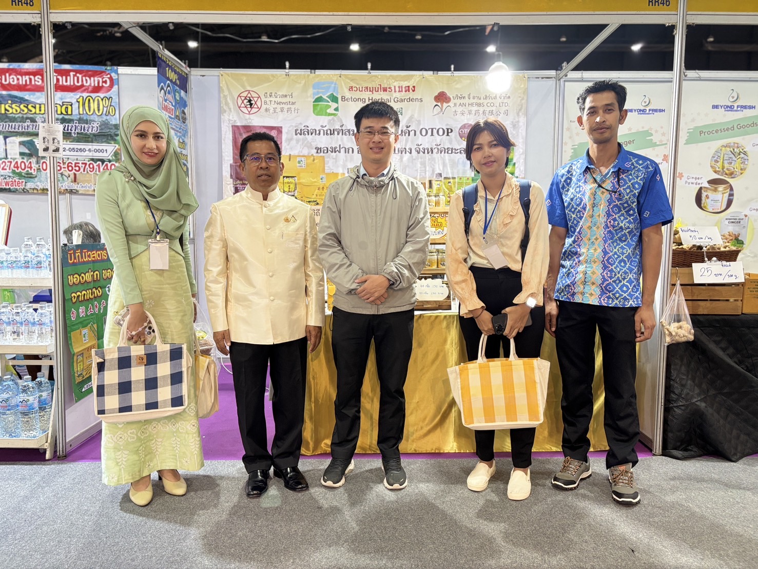 รองผู้ว่าฯ ยะลา เยี่ยมและให้กำลังใจผู้ผลิต OTOP ในงาน OTOP Midyear 2025