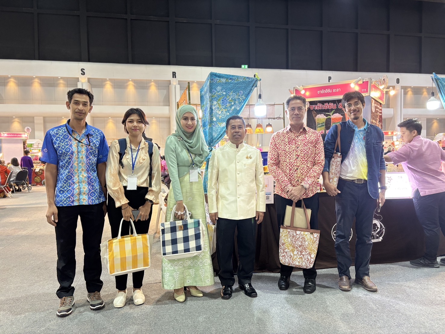 รองผู้ว่าฯ ยะลา เยี่ยมและให้กำลังใจผู้ผลิต OTOP ในงาน OTOP Midyear 2025