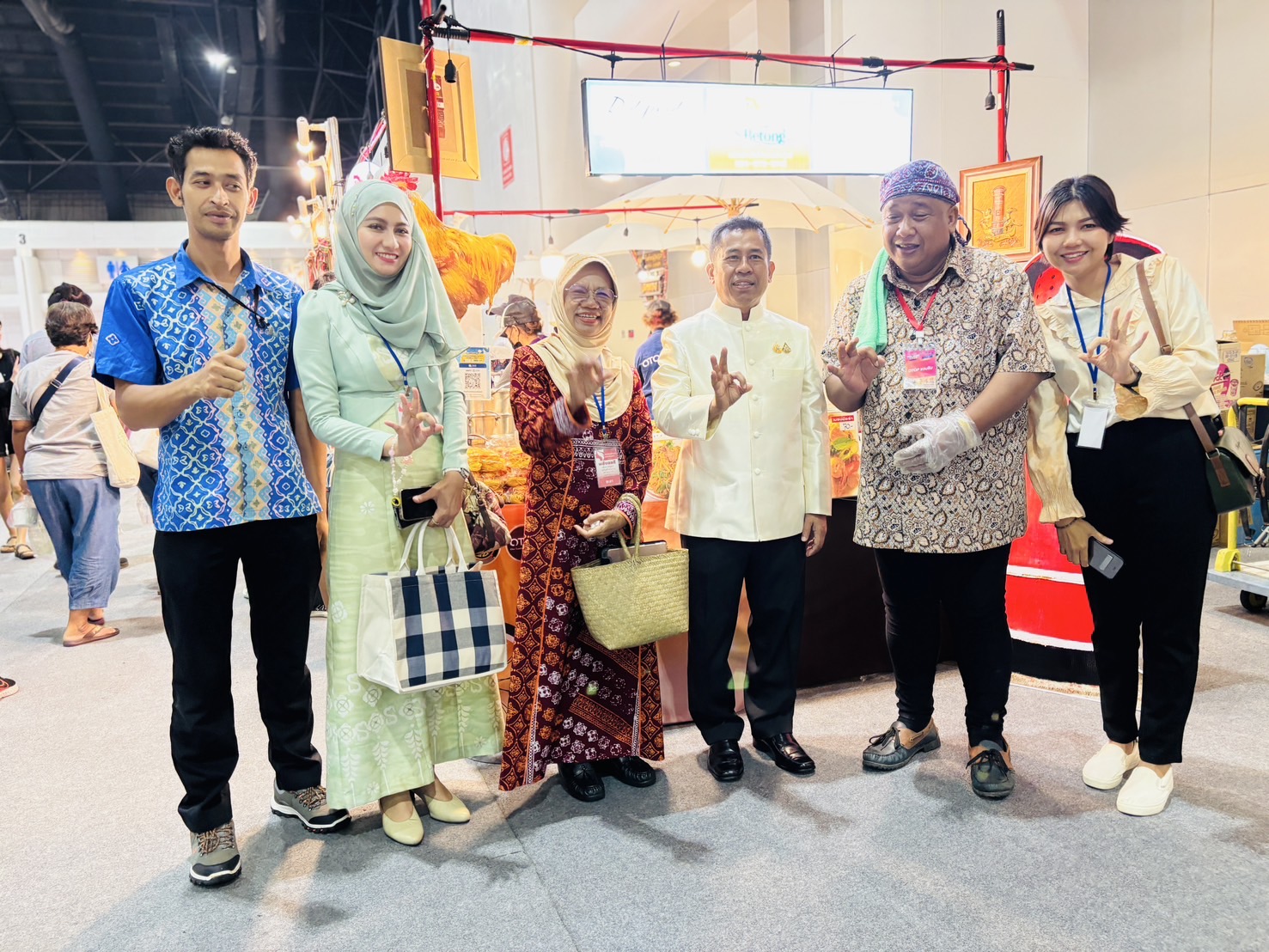 รองผู้ว่าฯ ยะลา เยี่ยมและให้กำลังใจผู้ผลิต OTOP ในงาน OTOP Midyear 2025
