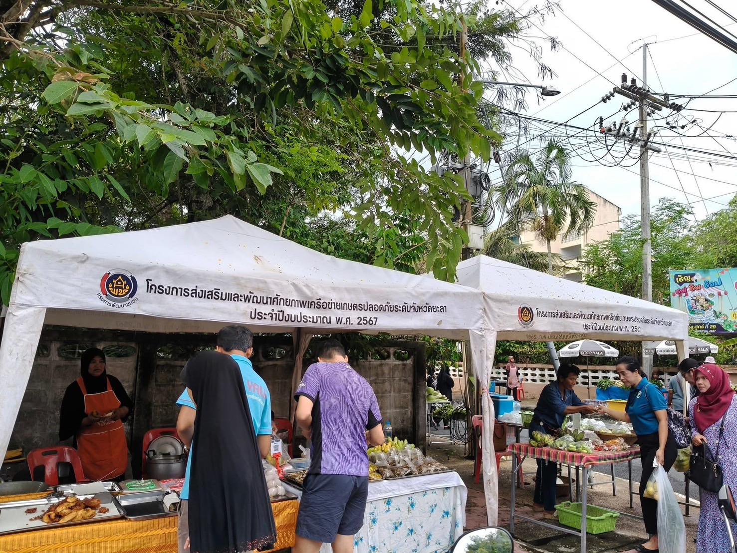 ยอดปังเว่อร์อีกแล้ว กับ “ตลาดนัดคนไทยยิ้มได้ ช้อปสุขใจหน้าบ้าน พช.”