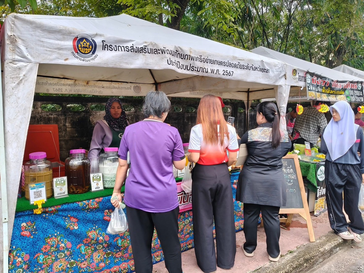 ยอดปังเว่อร์อีกแล้ว กับ “ตลาดนัดคนไทยยิ้มได้ ช้อปสุขใจหน้าบ้าน พช.”