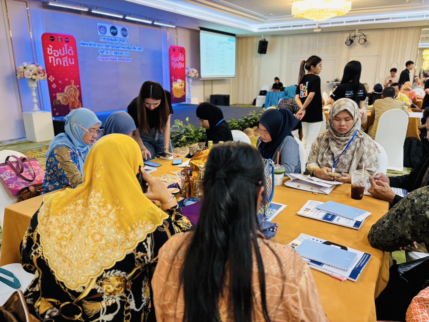 พช. ยะลา นำผู้ประกอบการ OTOP จังหวัดยะลา ปลุก Passion ผู้ประกอบการ สานสัมพันธ์ TikTok เดินหน้า upskill การตลาดออนไลน์สู่การเป็นนักขายมืออาชีพ
