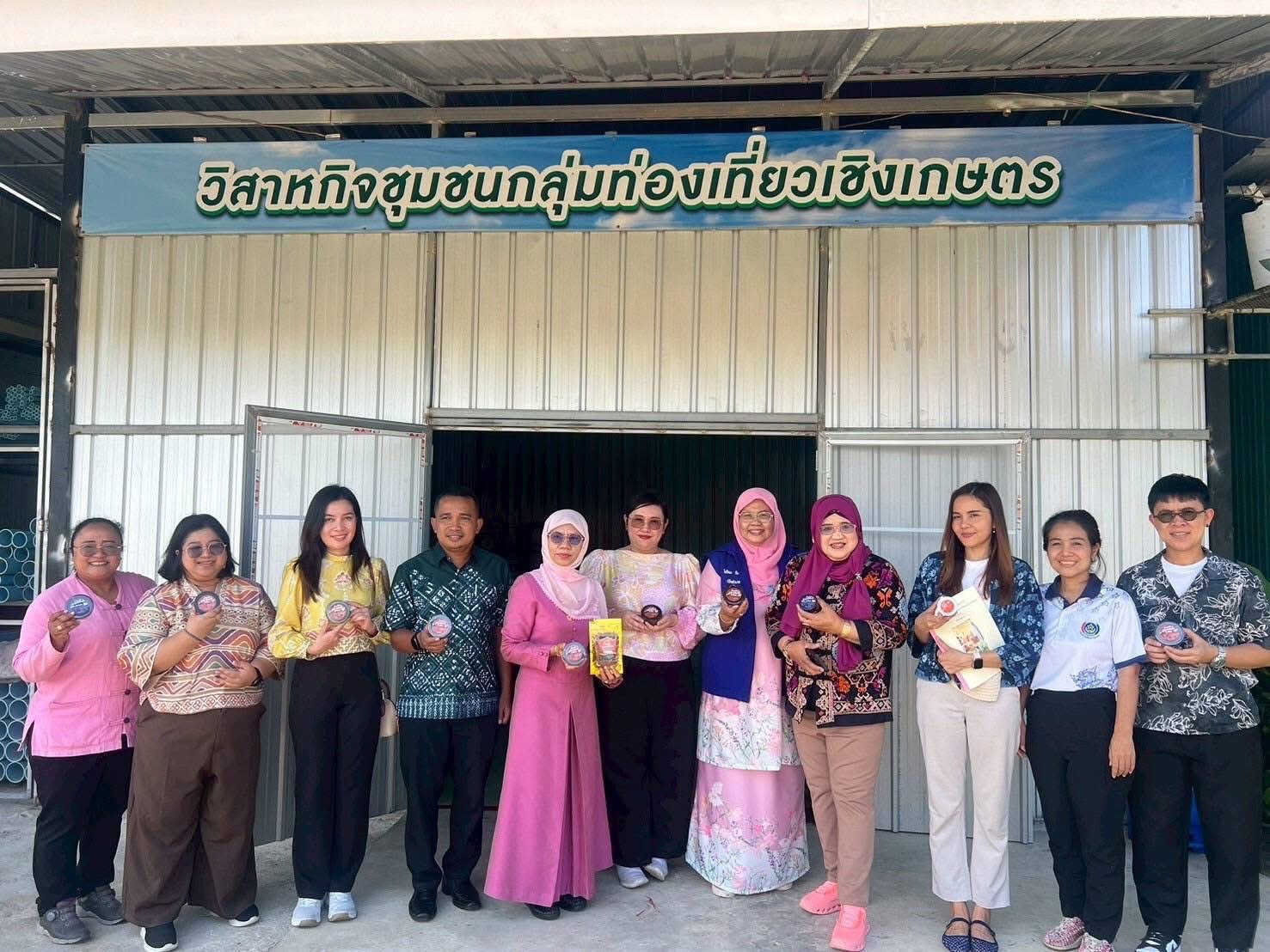 พช. ยะลา นำคณะติดตามงาน จากกรมการพัฒนาชุมชน ลงพื้นที่ติดตา สนับสนุนการดำเนินงานโครงการพัฒนาผลิตภัณฑ์ OTOP กลุ่มปรับตัวสู่การพัฒนา (Quadrant D)