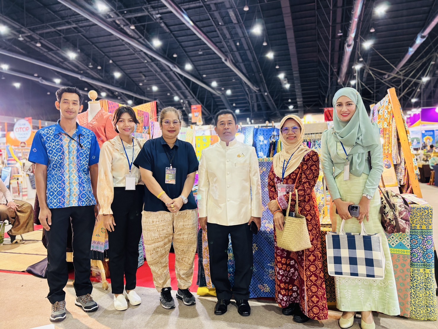 รองผู้ว่าฯ ยะลา เยี่ยมและให้กำลังใจผู้ผลิต OTOP ในงาน OTOP Midyear 2025