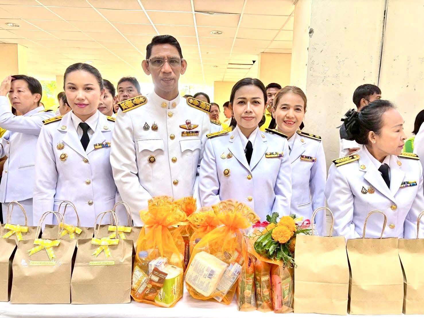 พช.ยะลา ร่วมพิธีทำบุญตักบาตรถวายพระราชกุศล พระบาทสมเด็จพระเจ้าอยู่หัว