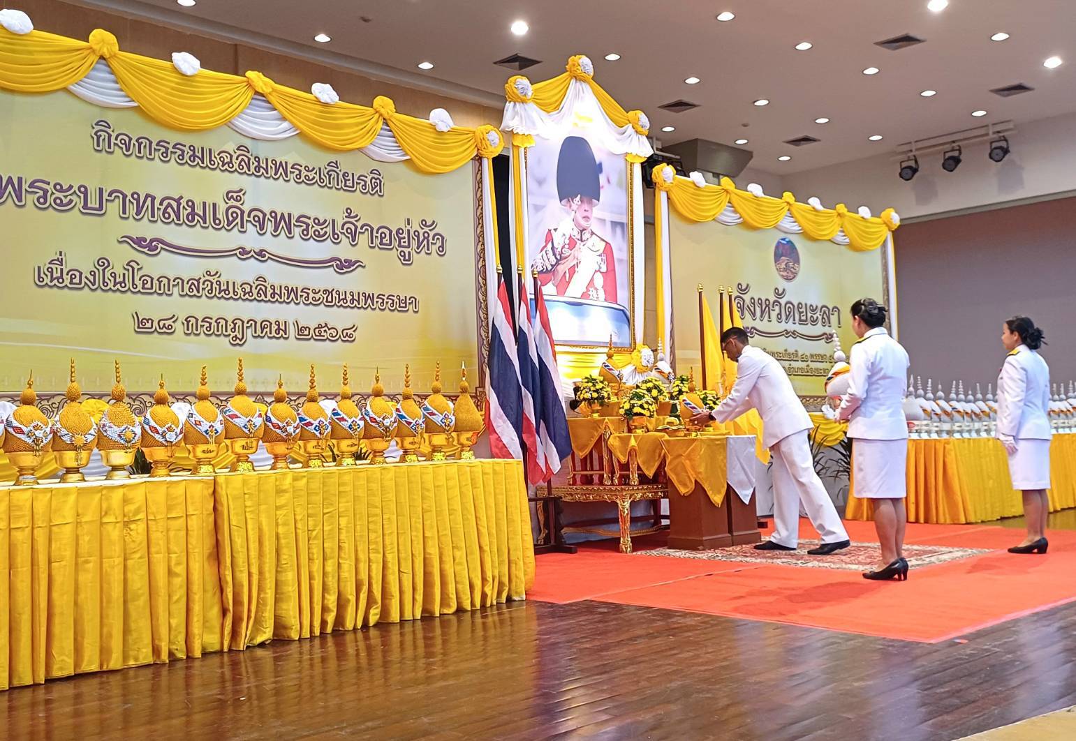 พช.ยะลา ร่วมพิธีถวายเครื่องราชสักการะ และจุดเทียนถวายพระพรชัยมงคล เฉลิมพระเกียรติ พระบาทสมเด็จพระเจ้าอยู่หัว เนื่องในโอกาสวันเฉลิมพระ 28 กรกฎาคม 2568