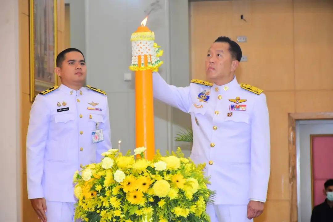 พช.ยะลา ร่วมพิธีถวายเครื่องราชสักการะ และจุดเทียนถวายพระพรชัยมงคล เฉลิมพระเกียรติ พระบาทสมเด็จพระเจ้าอยู่หัว เนื่องในโอกาสวันเฉลิมพระ 28 กรกฎาคม 2568