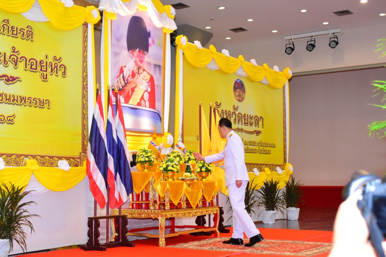 พช.ยะลา ร่วมพิธีทำบุญตักบาตรถวายพระราชกุศล พระบาทสมเด็จพระเจ้าอยู่หัว