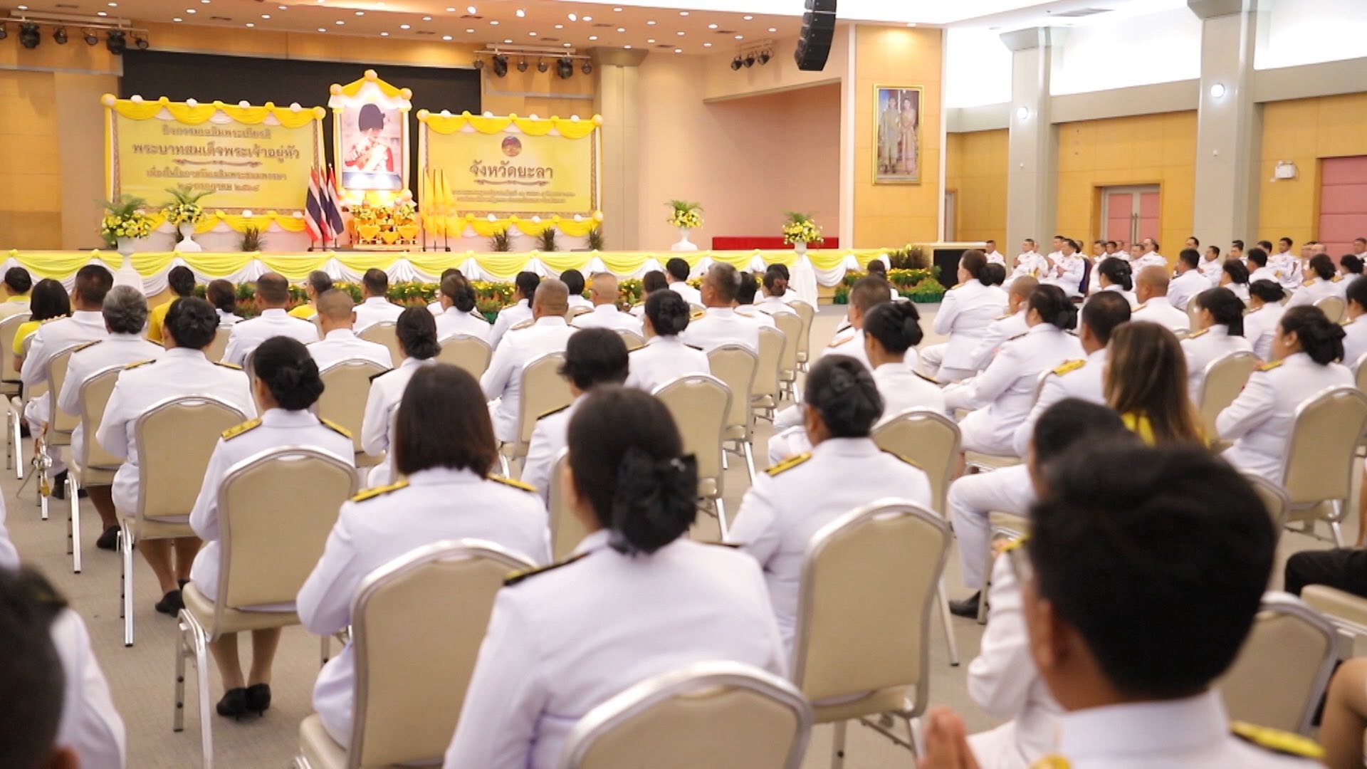 พช.ยะลา ร่วมพิธีทำบุญตักบาตรถวายพระราชกุศล พระบาทสมเด็จพระเจ้าอยู่หัว