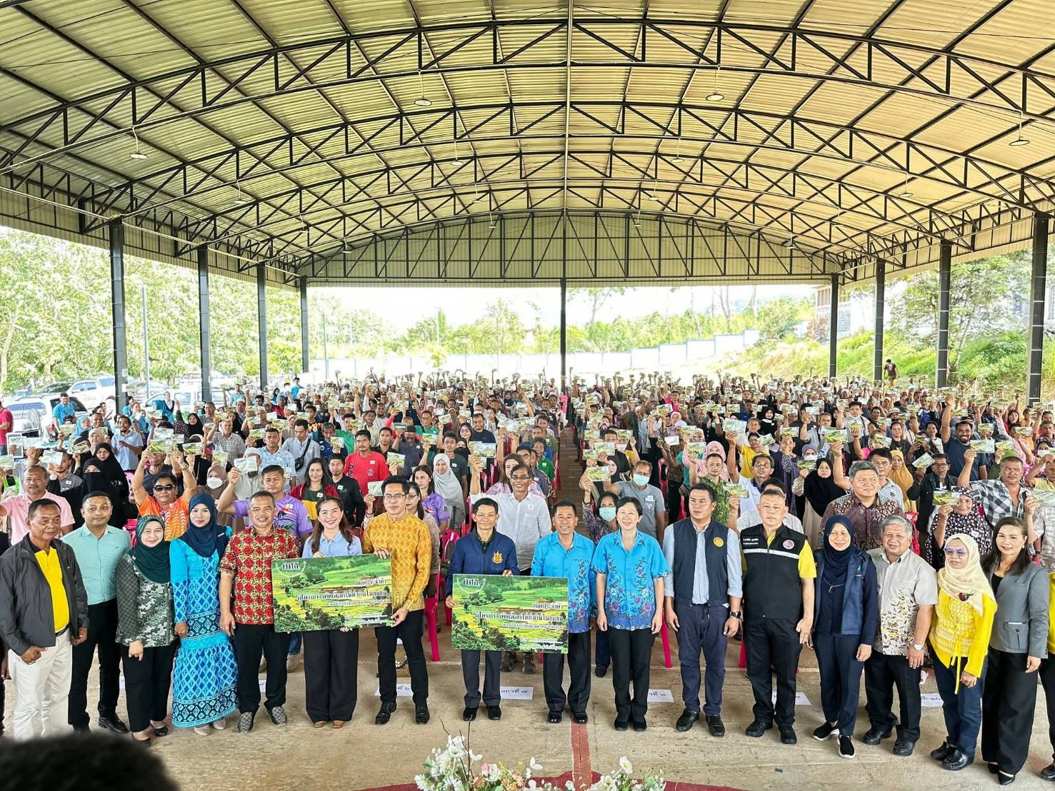 พช.ยะลา ร่วมโครงการให้ความรู้และมอบสมุดประจำตัวผู้ได้รับการคัดเลือกให้ทำกินในชุมชนตามนโยบายรัฐบาล