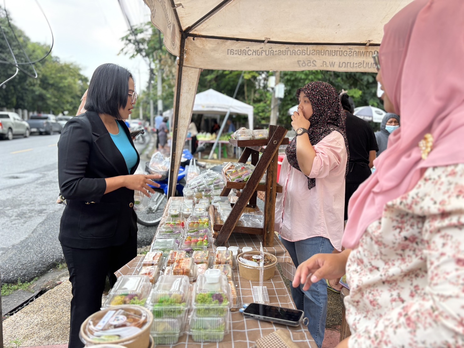 ยอดปังทุกสัปดาห์ “ตลาดนัดคนไทยยิ้มได้ ช้อปสุขใจหน้าบ้าน พช.“