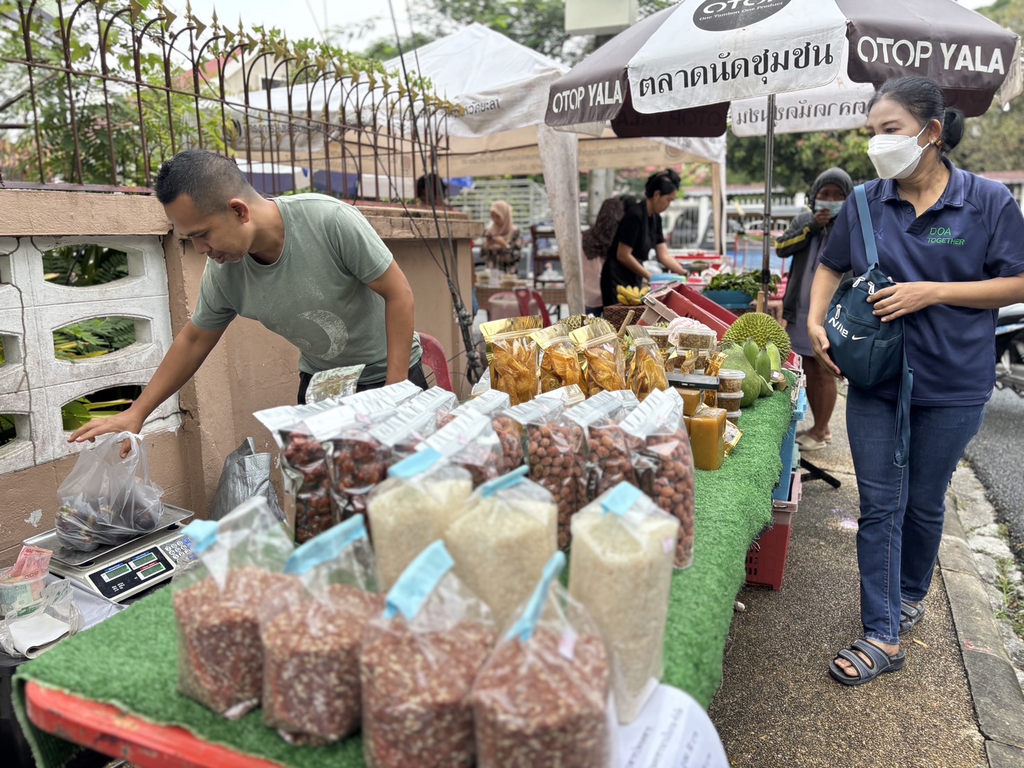 ยอดปังทุกสัปดาห์ “ตลาดนัดคนไทยยิ้มได้ ช้อปสุขใจหน้าบ้าน พช.“