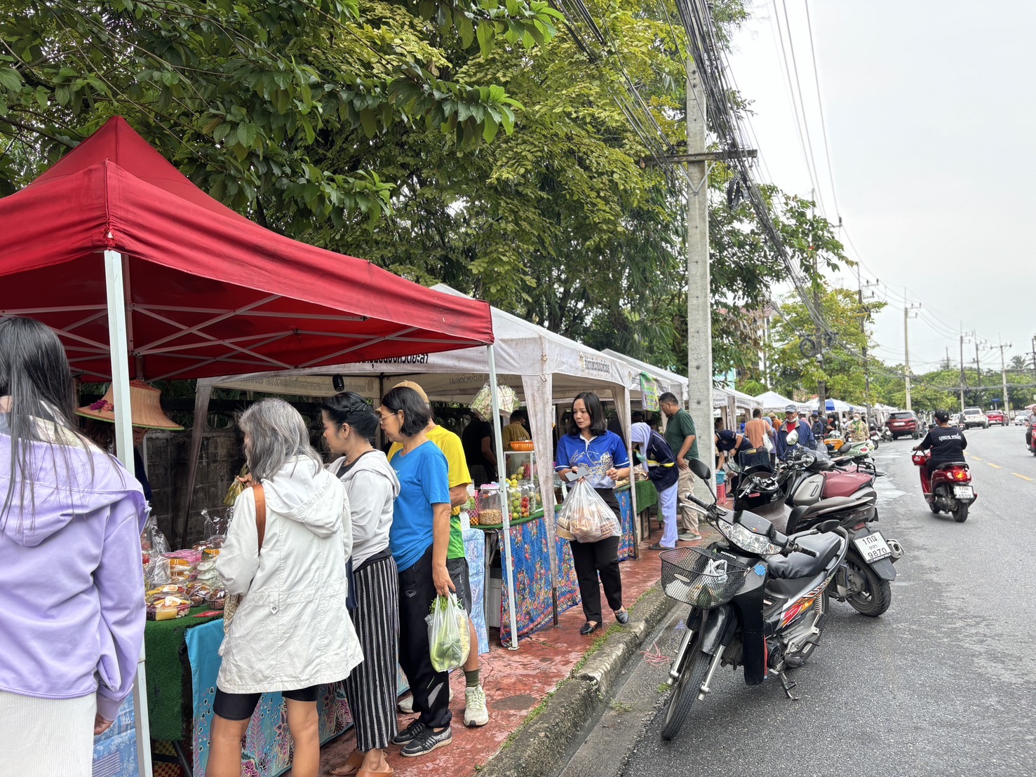 ยอดปังทุกสัปดาห์ “ตลาดนัดคนไทยยิ้มได้ ช้อปสุขใจหน้าบ้าน พช.“