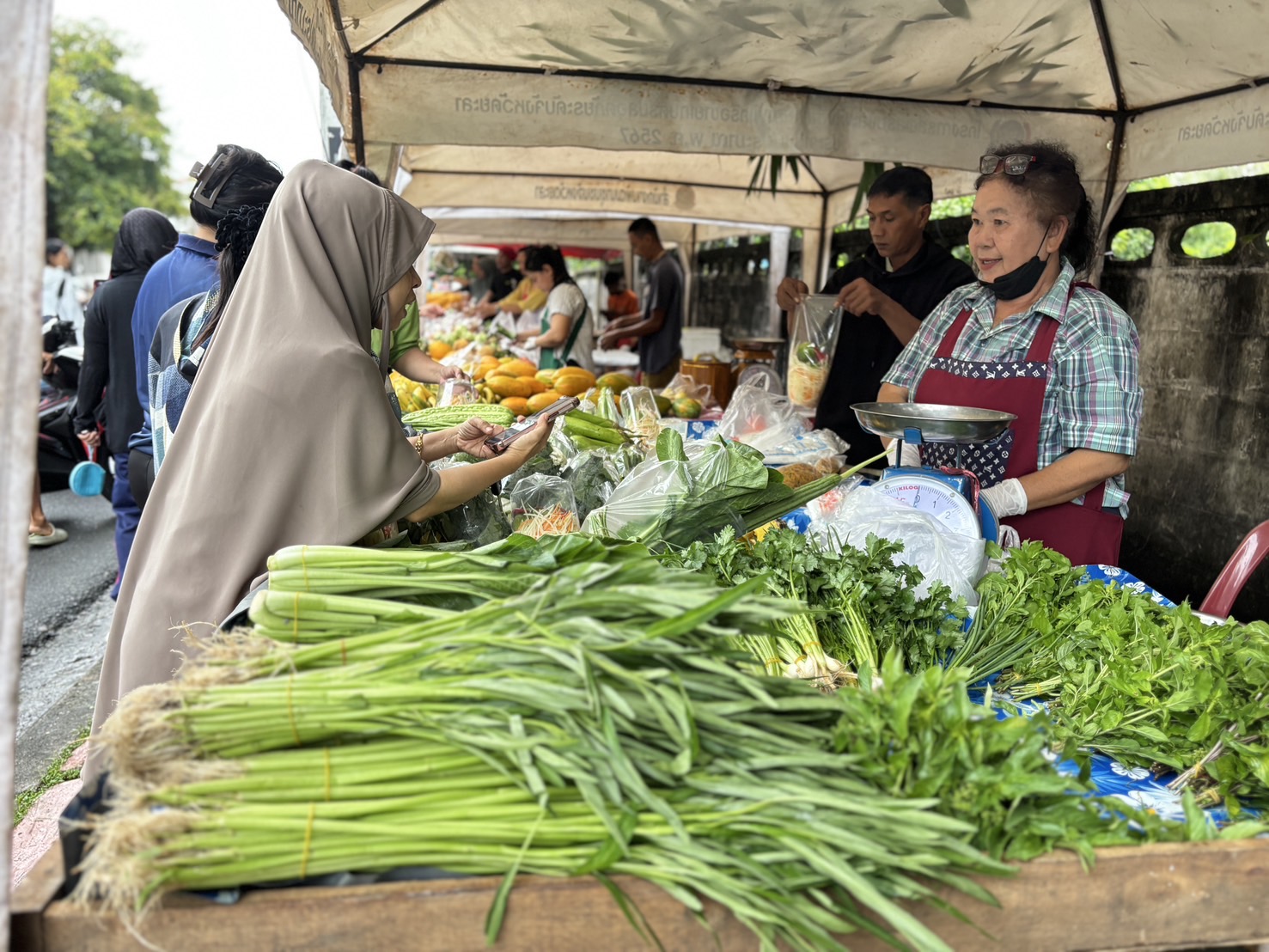 ยอดปังทุกสัปดาห์ “ตลาดนัดคนไทยยิ้มได้ ช้อปสุขใจหน้าบ้าน พช.“