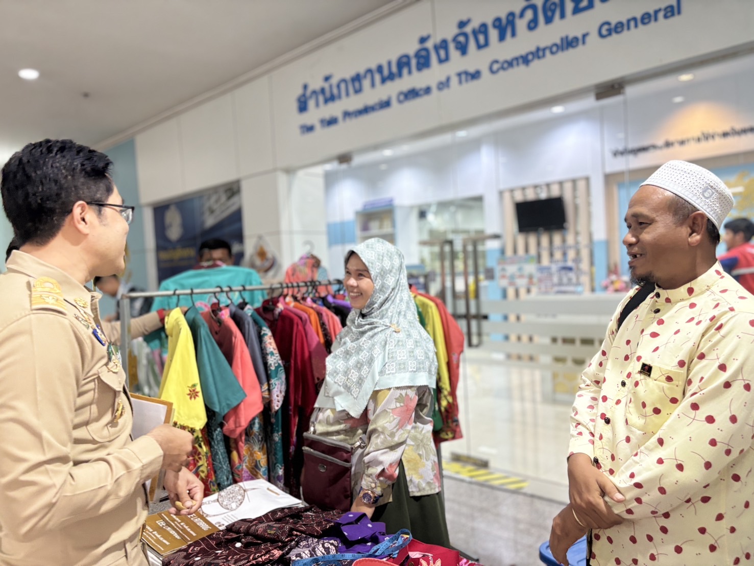 พัฒนาชุมชนยะลา จัดกิจกรรม “ตลาดนัดผ้าและเครื่องแต่งกายจังหวัดยะลา” ส่งเสริมผ้าไทย สร้างรายได้ให้ชุมชน