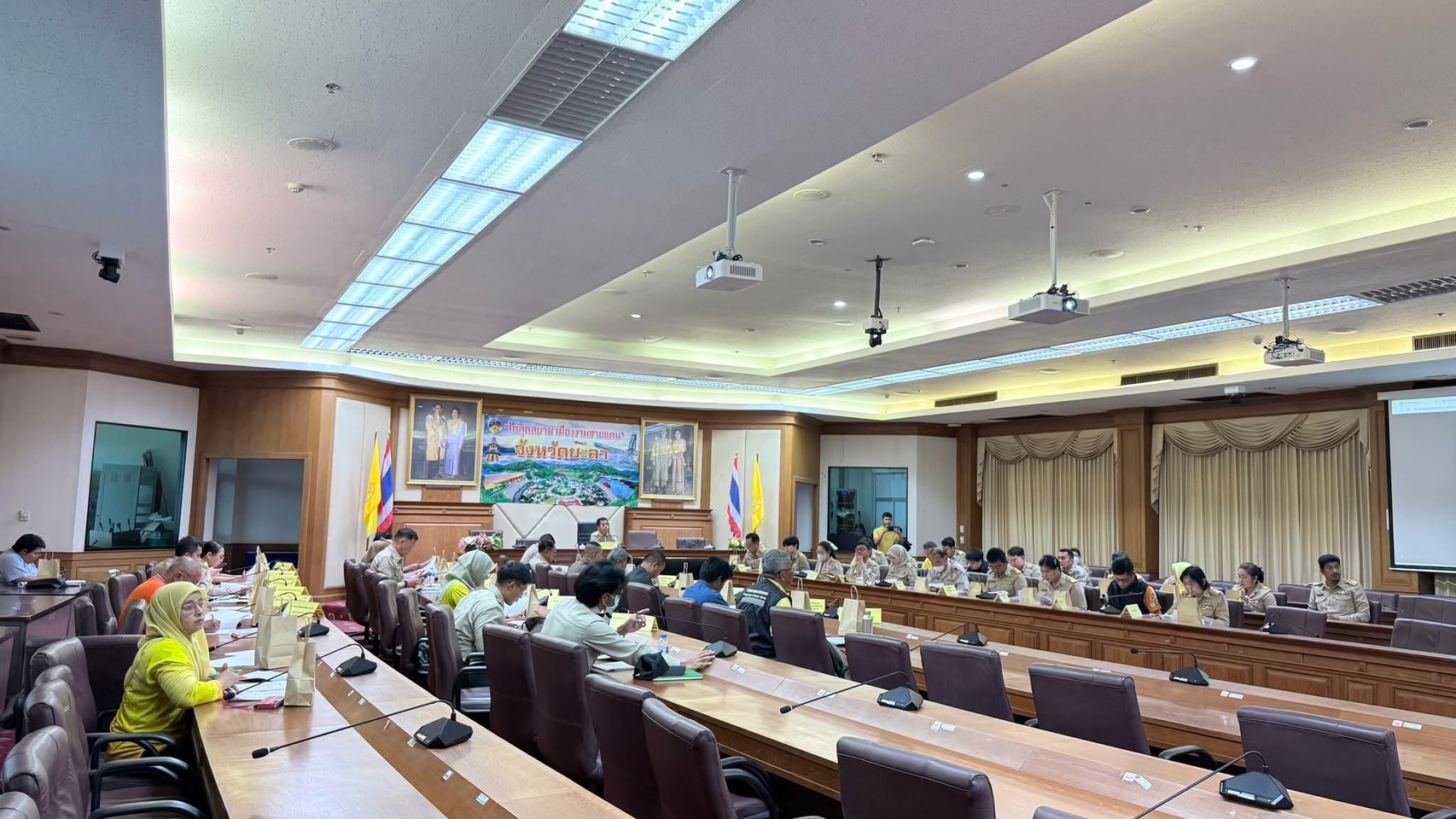 พช.ยะลา ร่วมประชุมคณะกรรมการประสานงานการขับเคลื่อนและขยายผลโครงการอันเนื่องมาจากพระราชดำริและหลักปรัชญาของเศรษฐกิจพอเพียง จังหวัดยะลา