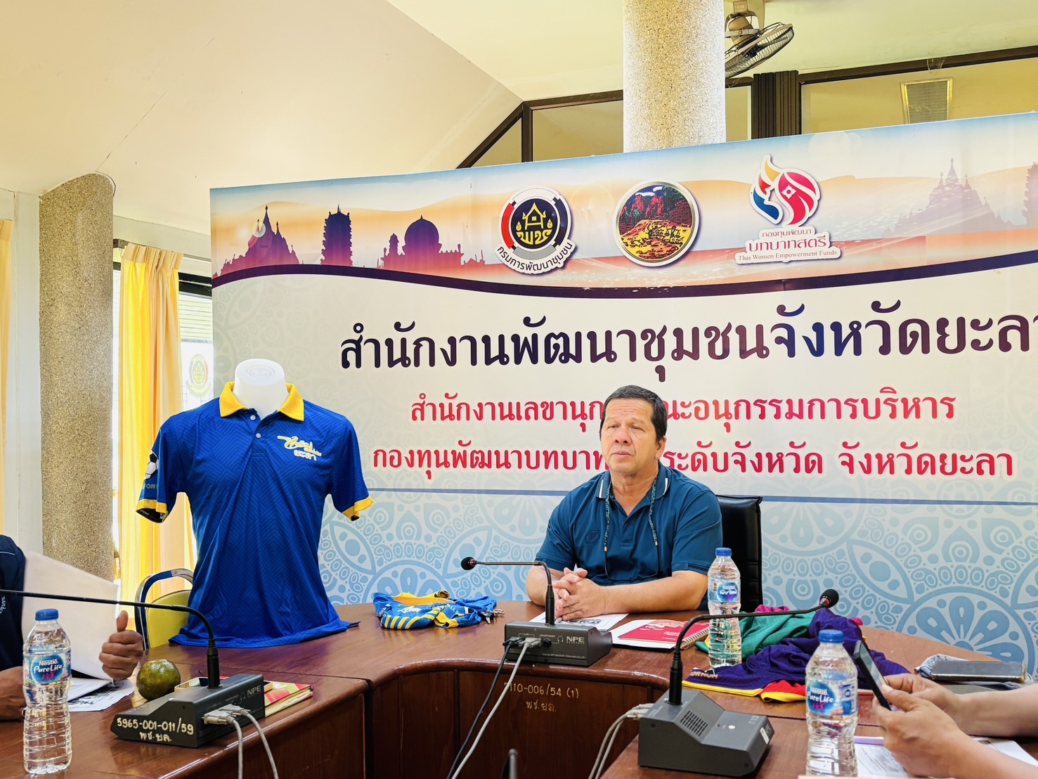 พช.ยะลา ประชุมเตรียมความพร้อมจัดกิจกรรมฟุตบอลดารา สานพลังกองทุนแม่ของแผ่นดินจังหวัดยะลา