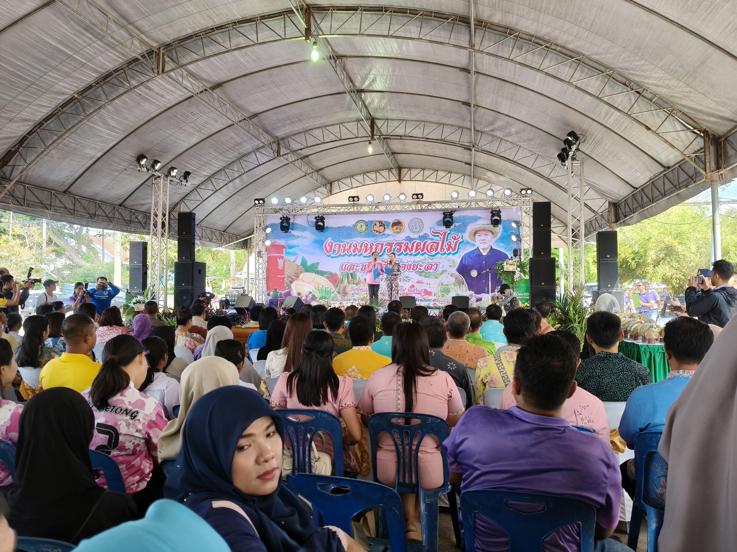 พช.ยะลา ร่วมพิธีเปิดงานมหกรรมผลไม้และของดีเมืองยะลา ประจำปี 2568 ภายใต้แนวคิดแนวคิด “เกษตรยะลายุคใหม่ ใส่ใจคุณภาพ ยกระดับการผลิต เป็นมิตรกับสิ่งเเวดล้อม”