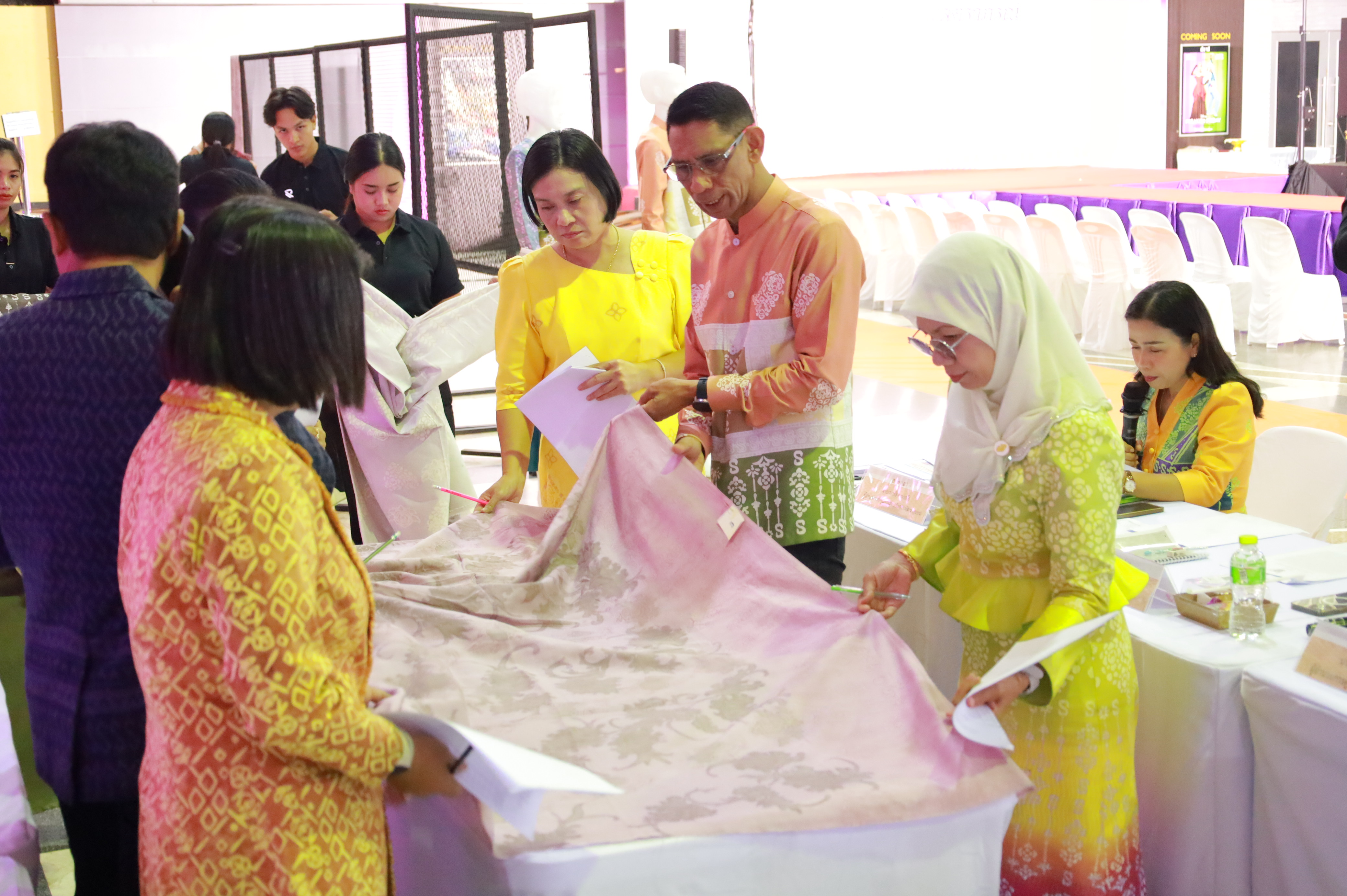 จังหวัดยะลา จัดกิจกรรมการประกวดผ้าลายพระราชทาน “ผ้าลายสิริราชพัสตราภรณ์” และงานหัตถกรรม ประจำปี 2568
