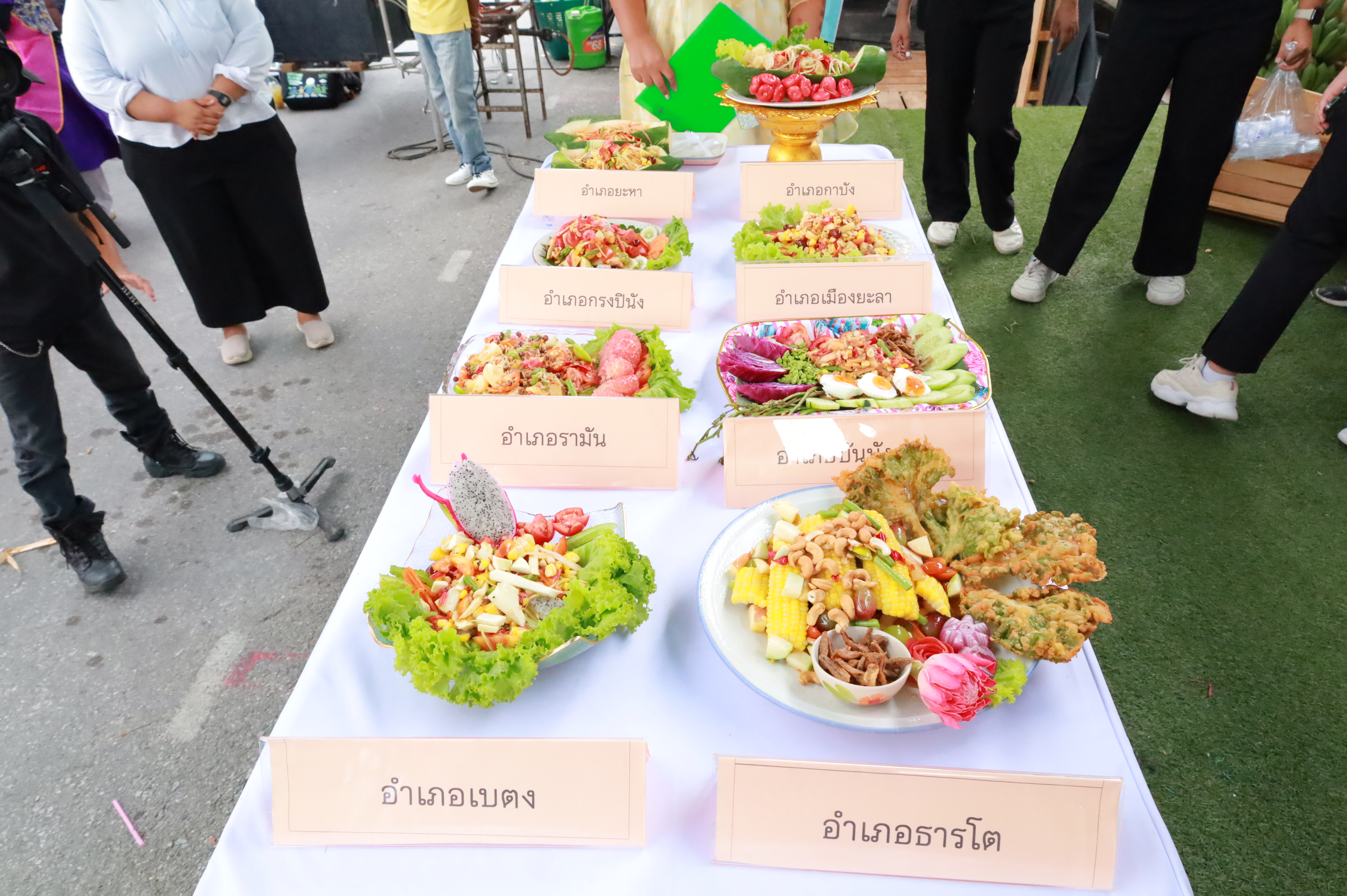 พช.ยะลา จัดแข่งขันตำผลไม้ลีลา ในงานมหกรรมผลไม้และของดีเมืองยะลา