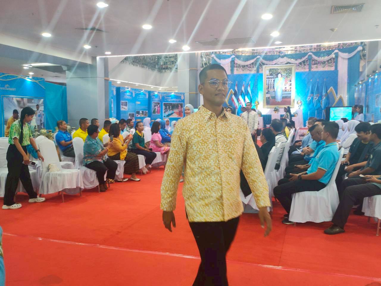 พช.ยะลา ร่วมกิจกรรมแสดงผ้าไทย/ผ้าไหม เทิดพระเกียรติ เฉลิมพระชนมพรรษา สมเด็จพระนางเจ้าสิริกิติ์ พระบรมราชินีนาถ พระบรมราชชนนีพันปีหลวง