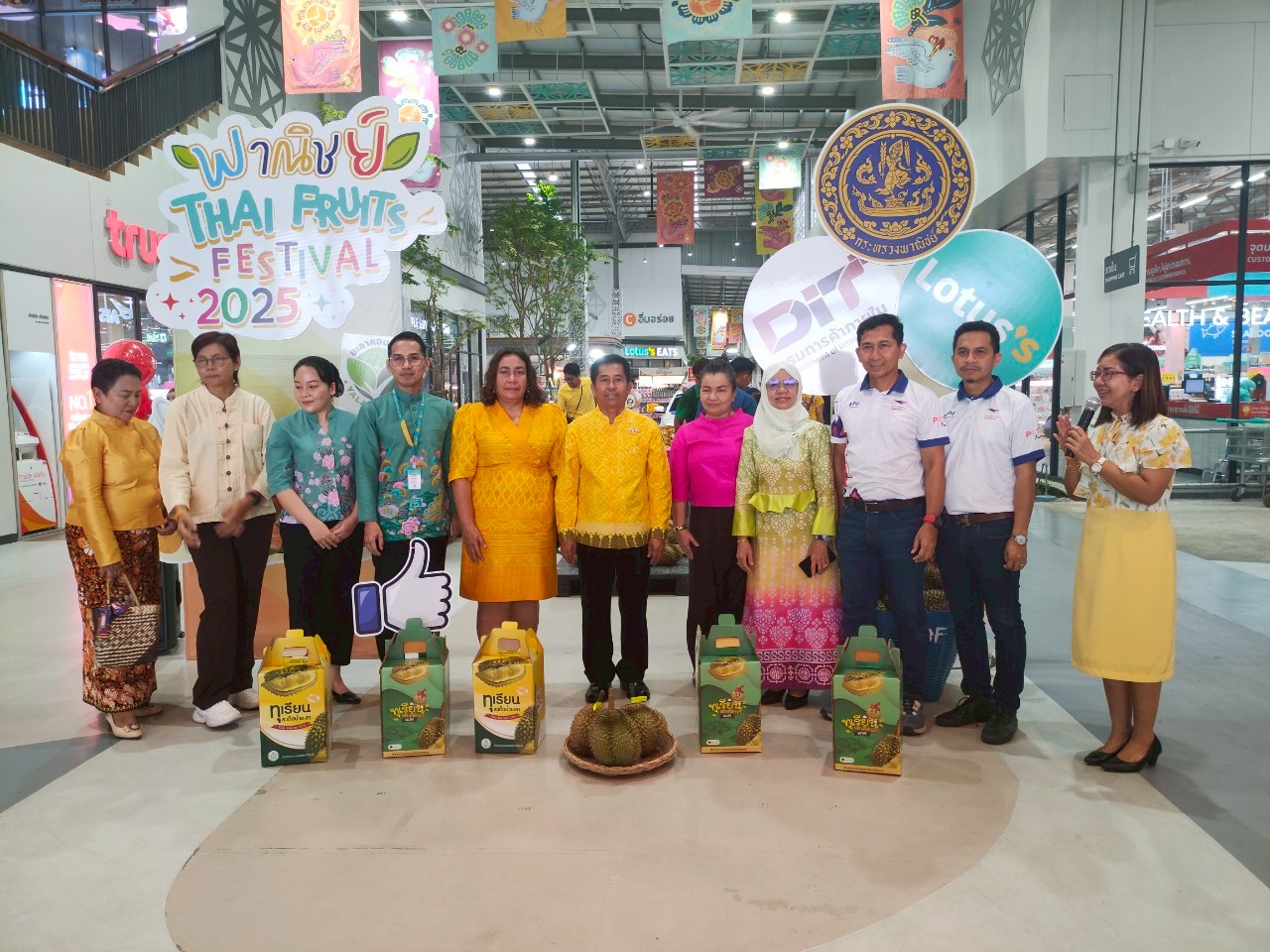 พช.ยะลา ร่วมกิจกรรมส่งเสริมเศรษฐกิจฐานราก “หรอยแดนใต้ by พาณิชย์ Yala & Nara” และ ‘Thai Fruits Festival 2025 